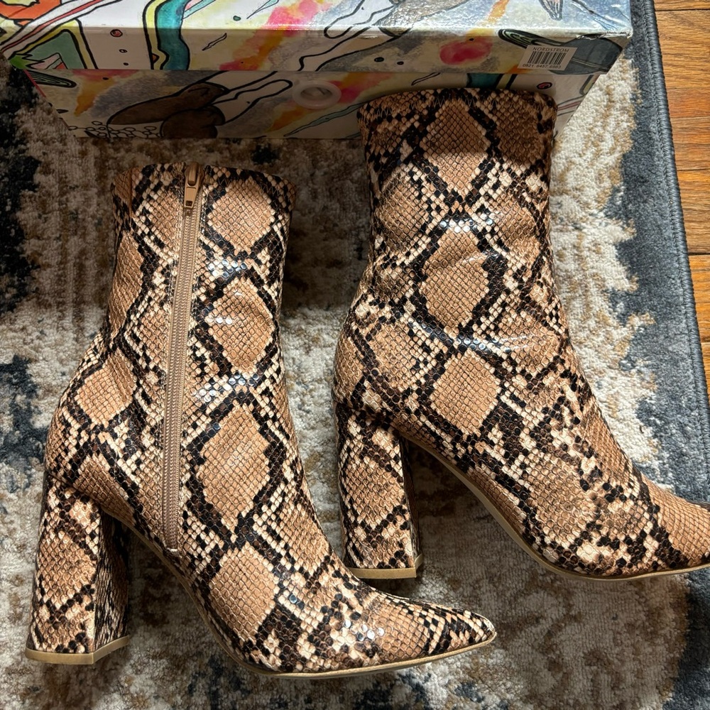 Jeffrey Campbell Siren Pointed Toe
Bootie